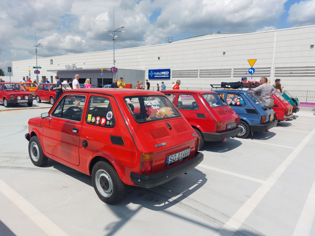 Zlot fiatów 126p w Galerii Libero w Katowicach