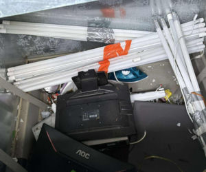 Doda cudem uniknęła śmierci! Właścicielka wyrzuciła ją do kontenera na elektrośmieci