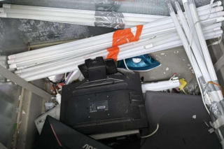 Doda cudem uniknęła śmierci! Właścicielka wyrzuciła ją do kontenera na elektrośmieci