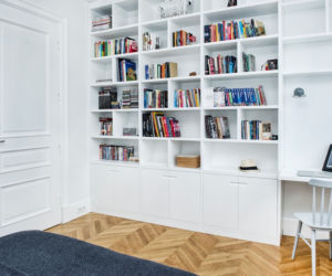 Biblioteczka w sypialni
