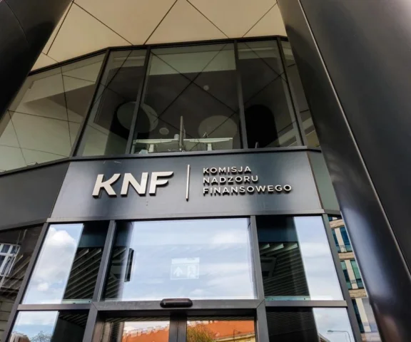 Trzy spółki pod lupą KNF. Urząd zawiadomił prokuraturę