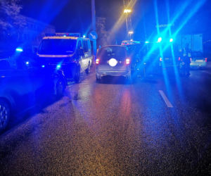 Zderzenie osobówki z radiowozem w Bydgoszczy! Dwie policjantki trafiły do szpitala