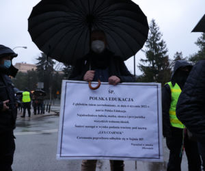 Protest przeciwko Lex Czarnek przez Sejmem