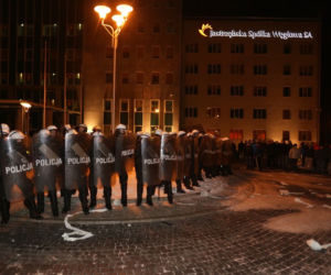 Znowu wrze przed siedzibą JSW. Płonął race, wybuchają petardy, wyją syreny