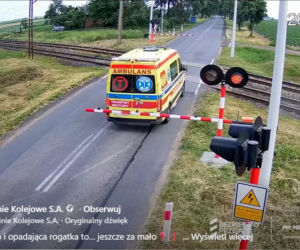 Karetka utknęła między rogatkami tuż przed nadjeżdżającym pociągiem