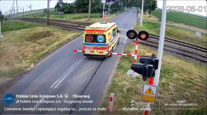 Karetka utknęła między rogatkami tuż przed nadjeżdżającym pociągiem
