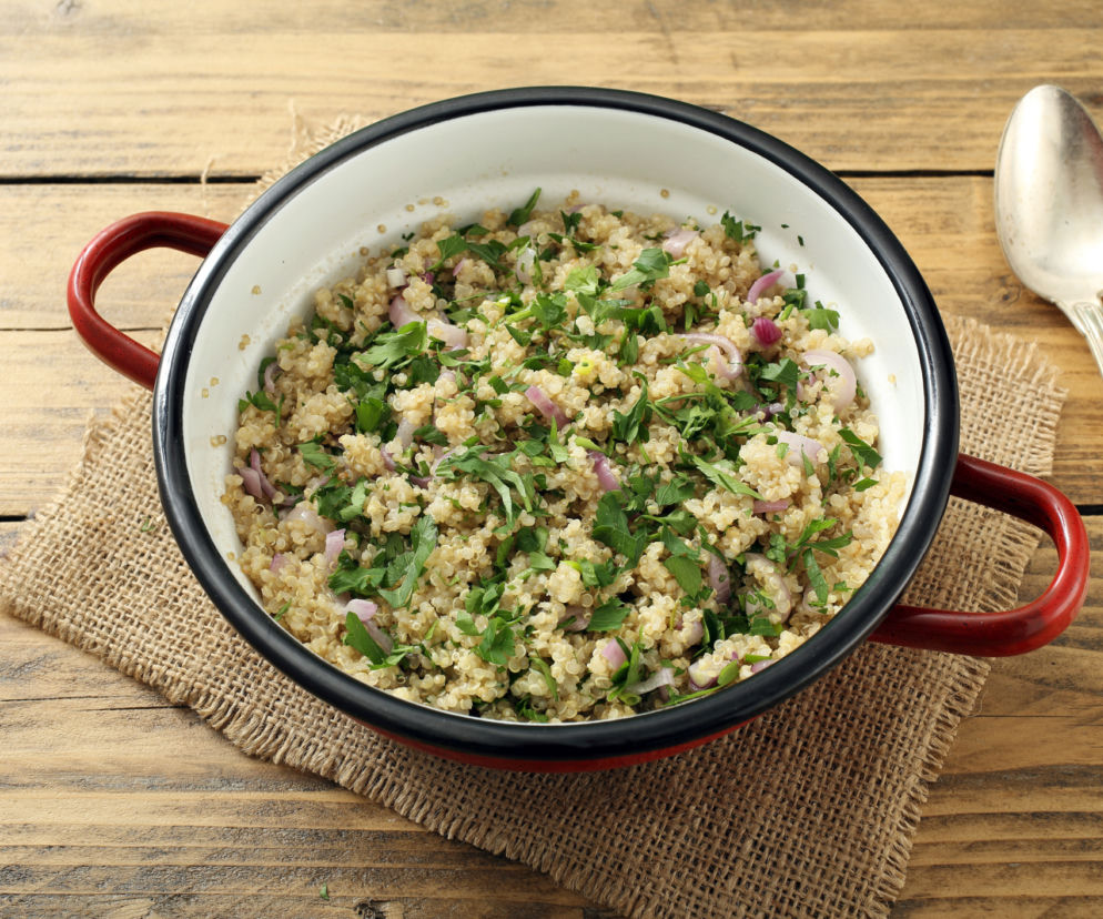 quinoa-ze-szpinakiem-i-pieczarkami-komosa-ryzowa-na-cieplo.jpg