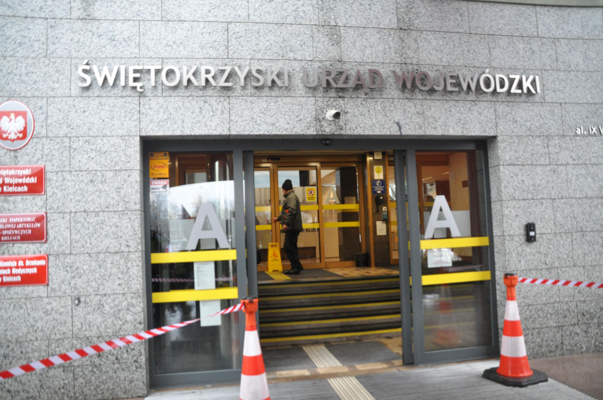 Protest rolników przed Urzędem Wojewódzkim w Kielcach