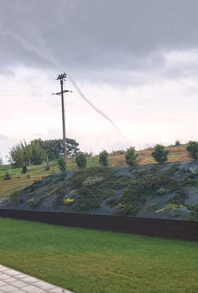 Trąba powietrzna koło Brodnicy! Są nagrania. Dla części Polski wydano alerty