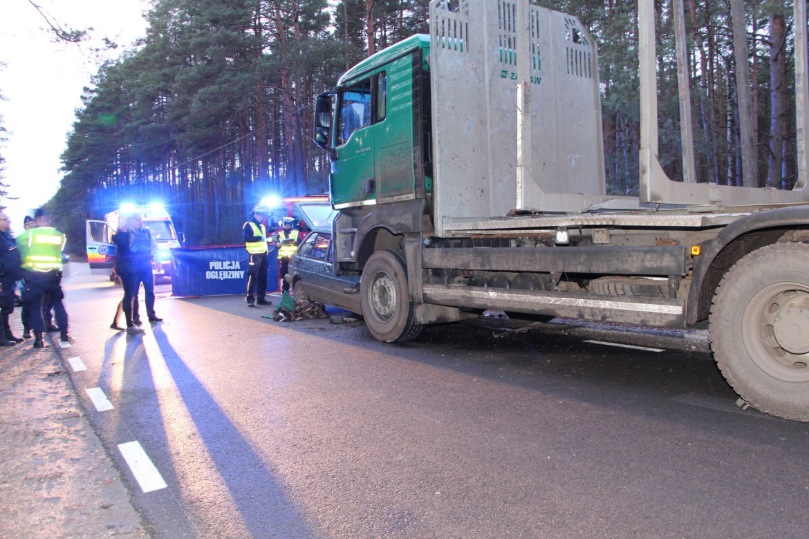 Auto wbiło się pod ciężarówkę w Wielkim Gacnie! Kierowca nie miał szans [ZDJĘCIA]
