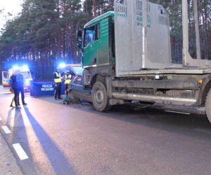 Auto wbiło się pod ciężarówkę w Wielkim Gacnie! Kierowca nie miał szans [ZDJĘCIA]
