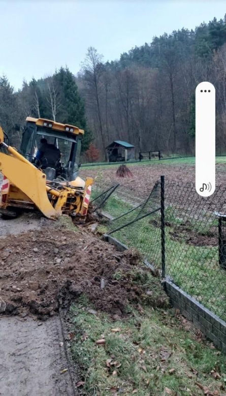 Pijany operator koparki zniszczył 20 metrów płotu i uciekł w pole