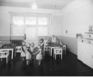 Żłobek miejski w Katowicach. Dzieci podczas zabawy z opiekunką. Rok 1931