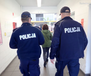 Śląskie: W komunikacji miejskiej i sklepach coraz więcej policyjnych patrol. Rośnie liczba mandatów za brak maseczki