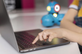 Rząd będzie rozdawał darmowe laptopy. Tysiące urządzeń trafi do uczniów 