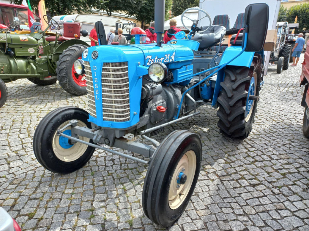 ​Zabytkowe traktory na rynku w Lesznie. Przedsmak festiwalu w Wilkowicach
