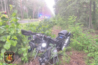 Zderzenie motocykla i osobówki w miejscowości Hołubla w gminie Paprotnia