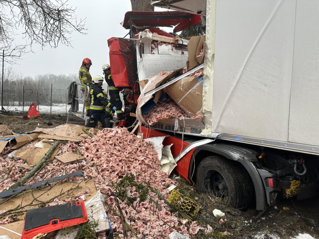 Koszmarny wypadek na DK 10 w Makowiskach pod Bydgoszczą! Ranny kierowca w szpitalu [ZDJĘCIA]