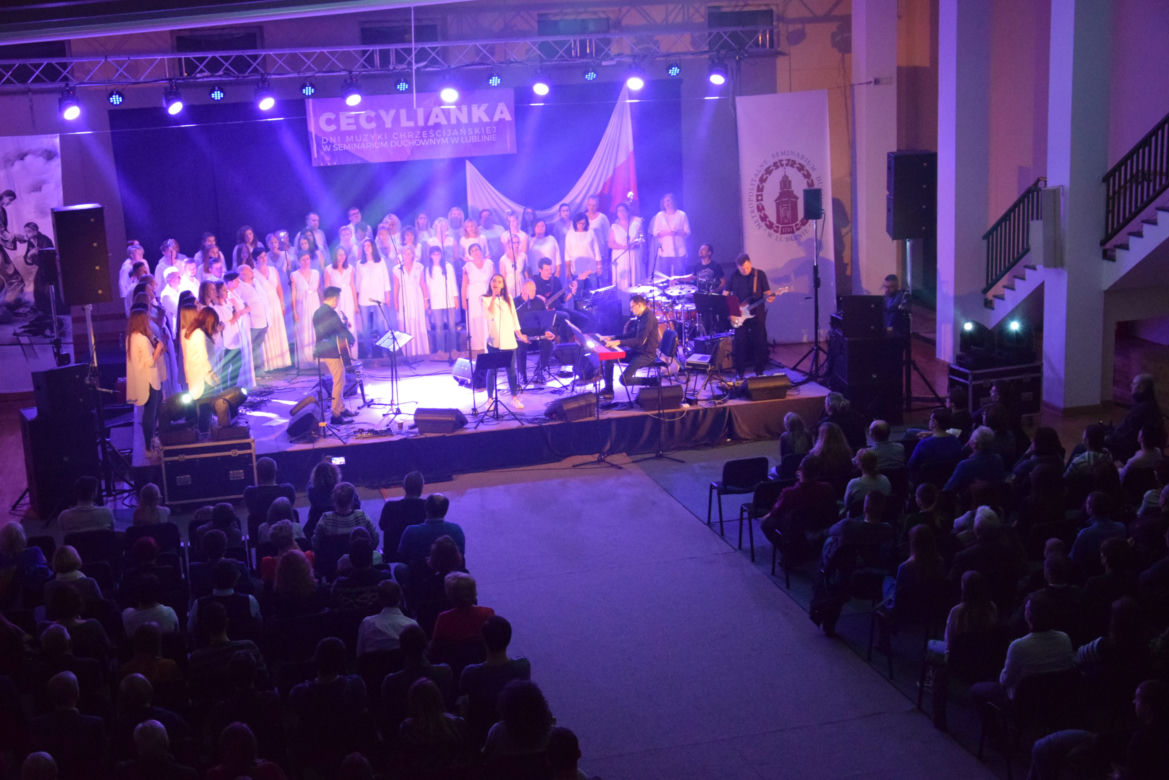 Koncert muzyki chrześcijańskiej przyciągnął tłumy! Zobacz zdjęcia z Cecylianki