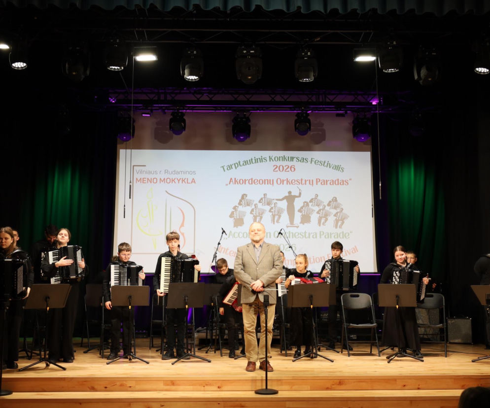 Artur Zajkowski wraz z koszalińską orkiestrą Akord podczas konkursu w Wilnie