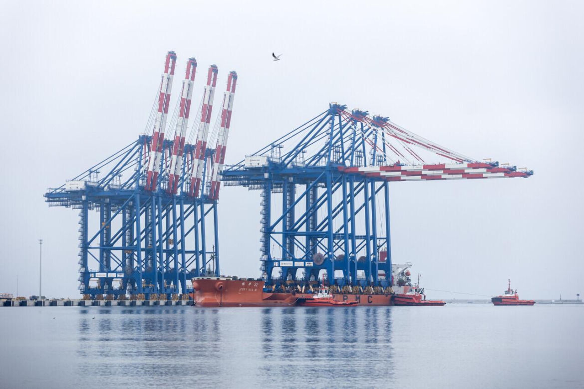 Gdańsk. Do nabrzeża Terminalu T3 na terenie Baltic Hub przybił statek Zhen Hua 32, na pokładzie którego do portu przypłynęły trzy ogromne suwnice przeznaczone do obsługi kontenerowców przy terminalu T3