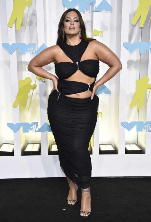 Ashley Graham pozuje na MTV Video Music Awards. Pokazuje rozstępy na brzuchu