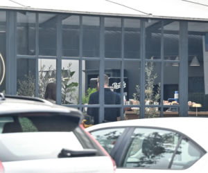 Marcin Mroczek z dziewczyną w cukierni