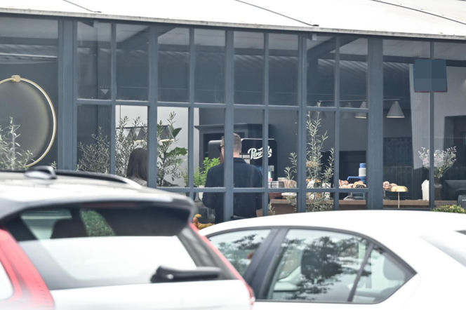 Marcin Mroczek z dziewczyną w cukierni