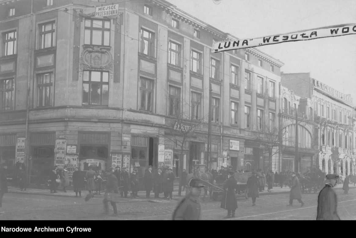 Fragment ulicy. Widoczny budynek kina Luna na rogu Piotrkowskiej i Przejazdu /1925 - 1939