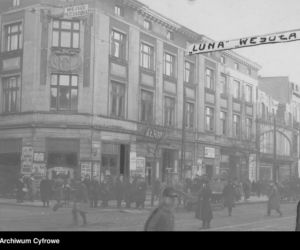 Fragment ulicy. Widoczny budynek kina Luna na rogu Piotrkowskiej i Przejazdu /1925 - 1939