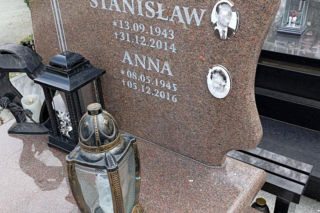 Dewastacja grobów na cmentarzu komunalnym. Rozbito nagrobki i zdjęcia zmarłych