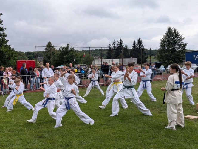 Tłumy na Festiwalu Pod Zaporą w Brodach! Oskar Cyms i „Złoty Gumiak” skradli serca publiczności