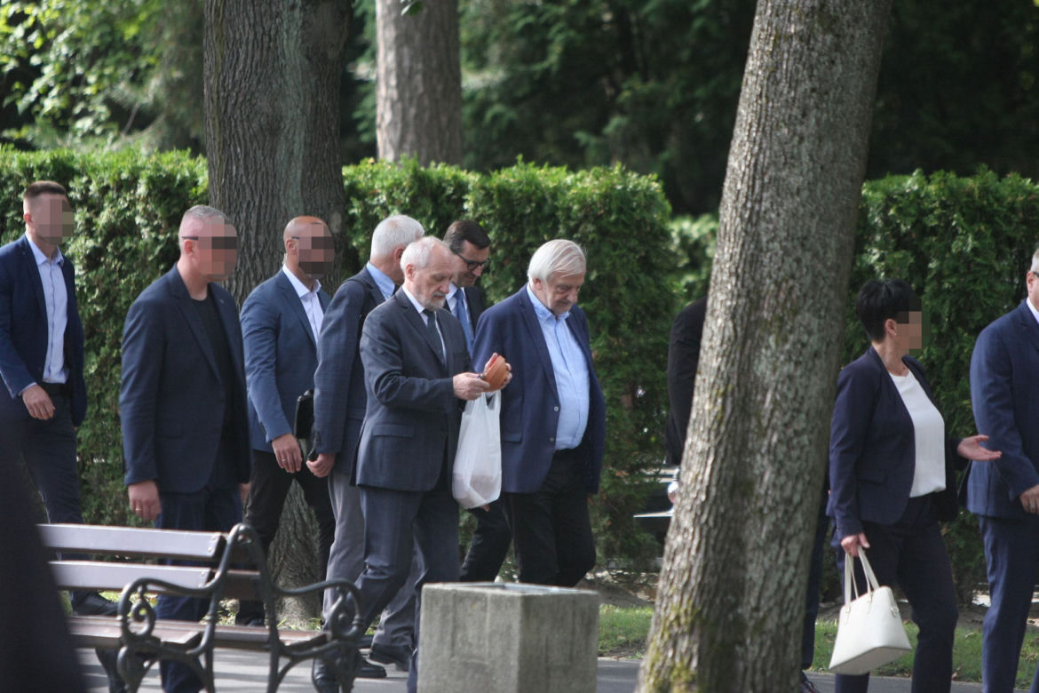 Kaczyński złożył kwiaty na grobie Kornela Morawieckiego 