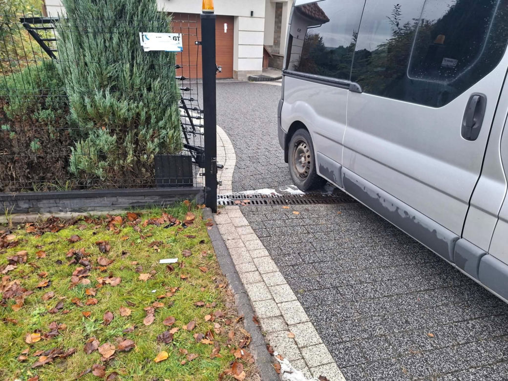 Tajemniczy incydent przy Jana Pawła w Starachowicach. Mężczyzna nabity na bramę wjazdową