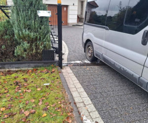 Tajemniczy incydent przy Jana Pawła w Starachowicach. Mężczyzna nabity na bramę wjazdową