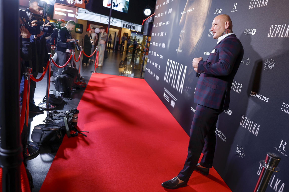 Artur Szpilka z narzeczoną Kamilą Wybrańczyk na premierze filmu "Szpilka"