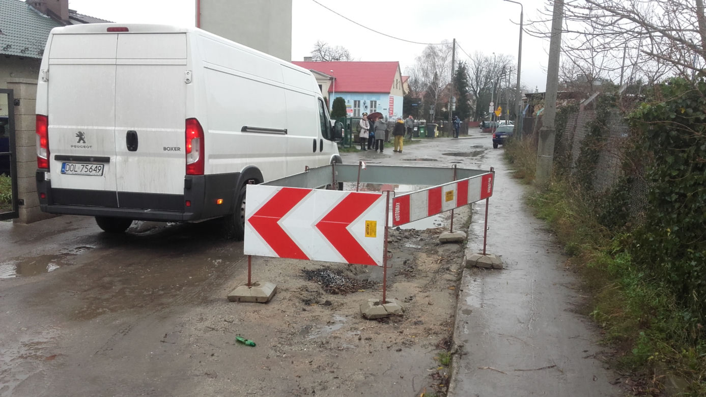 Kiedy spadnie deszcz, mieszkańcy ulicy toną w błocie