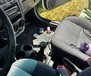 27-latek zdewastował i okradł zaparkowane auto. Zostawił w nim swój portfel