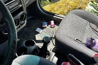 27-latek zdewastował i okradł zaparkowane auto. Zostawił w nim swój portfel