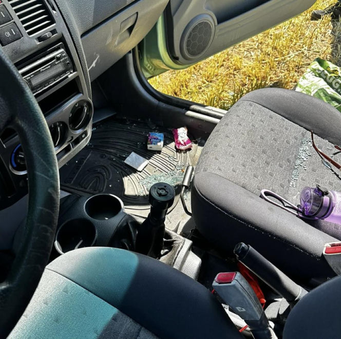 27-latek zdewastował i okradł zaparkowane auto. Zostawił w nim swój portfel