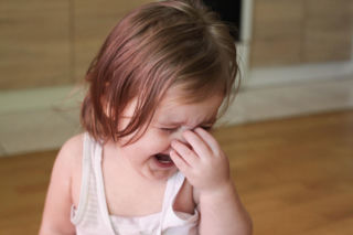 Odruch z niemowlęctwa może zostać z dzieckiem latami. Wpływa na nerwowość i koncentrację 