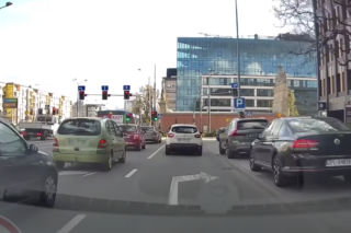 Nieporozumienie na skrzyżowaniu - było o włos od stłuczki. Kto miał rację w tym przypadku? - WIDEO