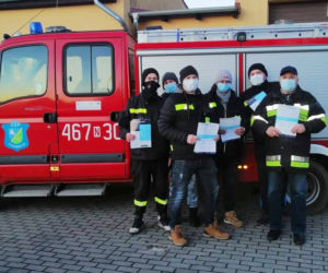Strażacy z OSP dostarczają ulotki na temat szczepień do mieszkańców powiatu iławskiego
