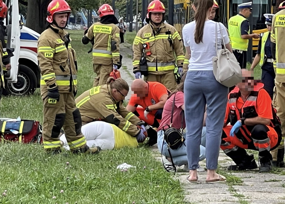 Czterolatek zginął ciągnięty przez tramwaj po torowisku. W miejscu tragedii wciąż płoną znicze 