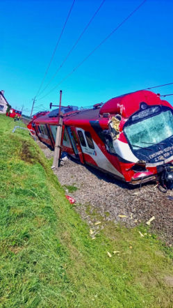 Śmierć na przejeździe w Garbatce. Komisja zbada, dlaczego tir wjechał pod pociąg