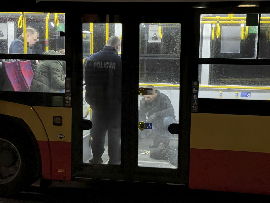 Zakrwawiony mężczyzna jechał autobusem
