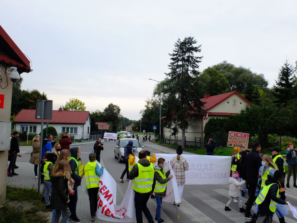 Kilka dni temu pod kołami auta zginął 9-latek. Mieszkańcy Krężnicy Jarej pod Lublinem mają dość. Protestują.