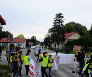 Kilka dni temu pod kołami auta zginął 9-latek. Mieszkańcy Krężnicy Jarej pod Lublinem mają dość. Protestują.