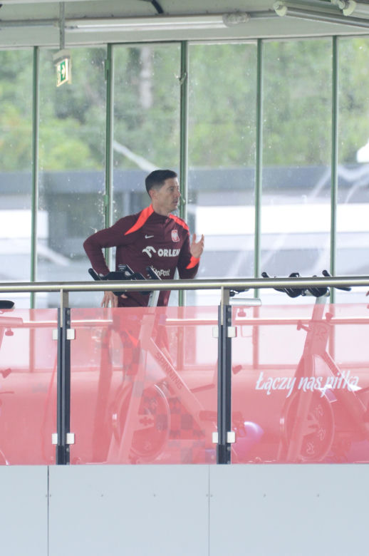 Robert Lewandowski przyłapany przed treningiem z korkami