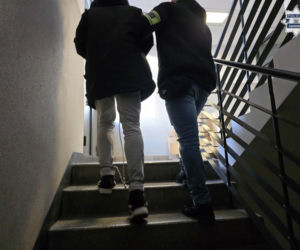 Stanął w obronie kobiety, więc skatowali go maczetami. Usłyszeli zarzuty usiłowania zabójstwa